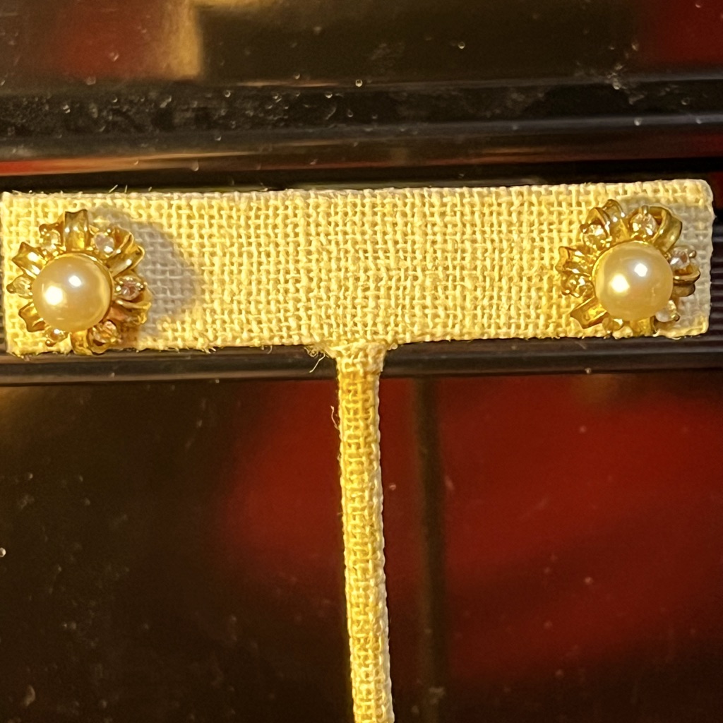 Charming Pearl And Gold Color Earrings